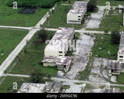 Ein Luftbild des Marbo Annex auf der Insel Guam, aufgenommen aus einem CH-53D Sea Hallion Hubschrauber von HMH-463, Aviation Support Element, Kaneohe Bay Hawaii. Der Marbo Annex wurde als Landezone während der Übung KOA THUNDER 2001 genutzt. Marines von Aviation Support Element, Kaneohe Hawaii, 1. Marine Air Wing, Okinawa, Japan, und 3. Marines 7. Bataillon, 29 Palms, Kalifornien, nahmen von Juli 9 bis Juli 14 am KOA-DONNER auf der Insel Guam Teil. Ziel der Übung war es, die Fähigkeit des Marine Corps zu demonstrieren, im Südpazifik von anderen Orten als Okinawa, Japan, aus zu stationieren. Unterg Stockfoto