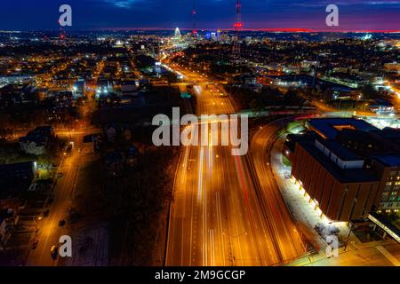 Ein Blick aus der Vogelperspektive auf die geschäftige Metropole der faszinierenden Stadt Cincinnati, die bei Nacht in Ohio, USA, wunderschön beleuchtet ist Stockfoto