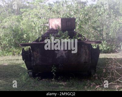Ein gepanzertes Landungsfahrzeug (Mark 1), LVT(A)-1, das nach der Schlacht von Peleliu im Zweiten Weltkrieg auf der Insel Peleliu verließ. Foto wurde im Rahmen der Übung KOA THUNDER 2001 aufgenommen. Marines von Aviation Support Element, Kaneohe Bay Hawaii, 1. Marine Air Wing, Okinawa, Japan, und 3. Marines 7. Bataillon, 29 Palms, Kalifornien, nahmen von Juli 9 bis Juli 14 am KOA-DONNER auf der Insel Guam Teil. Ziel der Übung war es, die Fähigkeit des Marinekorps zu demonstrieren, im Südpazifik von anderen Orten als Okinawa, Japan, zu stationieren. Betreff Betrieb/Serie: KOA THUNDER 2001 Bas Stockfoto
