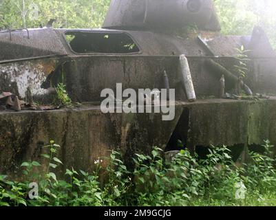 Ein Landungsfahrzeug, das nach der Schlacht von Peleliu im Zweiten Weltkrieg auf der Insel Peleliu zurückgelassen wurde (Panzerwagen) (Mark IV), LVT(A)-4 und Runden. Foto wurde im Rahmen der Übung KOA THUNDER 2001 aufgenommen. Marines von Aviation Support Element, Kaneohe Bay, Hawaii, 1. Marine Air Wing, Okinawa, Japan, und 3. Marines 7. Bataillon, 29 Palms, Kalifornien, nahmen von Juli 9 bis Juli 14 am KOA-DONNER auf der Insel Guam Teil. Ziel der Übung war es, die Fähigkeit des Marinekorps zu demonstrieren, im Südpazifik von anderen Orten als Okinawa, Japan, zu stationieren. Betreff Betrieb/Serie: KOA THU Stockfoto