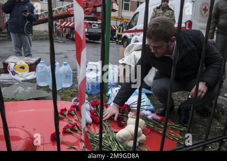 Kiew, Ukraine. 18. Januar 2023. Ein Mann legt Blumen an dem Ort, an dem ein Hubschrauber in der Nähe eines Kindergartens in Brovary, außerhalb der Hauptstadt Kiew, abgestürzt ist, und 16 Menschen, darunter zwei Kinder und ein ukrainischer Innenminister, in Kiew in der Ukraine tötete, am Mittwoch, den 18. Januar 2023, sagten medizinische Quellen. Foto: Vladyslav Musiienko /UPI Kredit: UPI/Alamy Live News Stockfoto