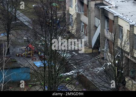 Kiew, Ukraine. 18. Januar 2023. Feuerwehrleute arbeiten in der Nähe des Ortes, an dem ein Hubschrauber in der Nähe eines Kindergartens in Brovary abgestürzt ist, außerhalb der Hauptstadt Kiew, und töteten 16 Menschen, darunter zwei Kinder und der ukrainische Innenminister, in kiew in der Ukraine am Mittwoch, den 18. Januar 2023, sagten medizinische Quellen. Foto: Vladyslav Musiienko /UPI Kredit: UPI/Alamy Live News Stockfoto