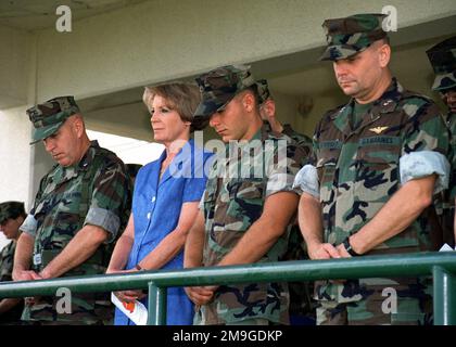(LtoR) Oberstleutnant McGee, Frau Patricia McGee (Ehefrau), Lance Corporal Kevin McGee (Sohn) und Major General Cartwright beugen sich im Gebet vor dem neuen Kommandanten. Der offizielle Kommandowechsel ist eine Tradition des US Marine Corps, um Verantwortlichkeiten von einem kommandierenden Offizier auf den nächsten zu übertragen. LT. COL. Lyle M. Cross wird von LT. COL. Daniel J. McGee als Befehlshaber von MWCS-18 abgelöst. Basis: Marinekorps-Basis, Camp Foster State: Okinawa Country: Japan (JPN) Szene Major Command gezeigt: MWCS-18 Stockfoto