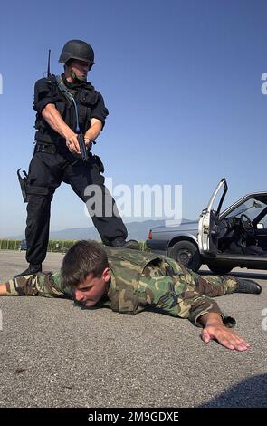 010726-F-1631A-009. [Complete] Bildunterschrift: AIRMAN First Class (A1C), Merritt Helmke, USAF, 31. Sicherheitsschwadron, Aviano ab, Italien, ergreift A1C, Ryan Maynard, spielt die Rolle als Aggressor während des Special Tactics Assault Team (STAT) Trainings. Die STAT ist eine gut ausgebildete, freiwillige Sicherheitseinheit, die bei risikoreichen Operationen eingesetzt werden soll. Zu den risikoreichen Operationen gehören die Wiederbeschaffung von Ressourcen, Maßnahmen gegen Scharfschützen, die Verhaftung von Verdächtigen, Geiselrettung, Maßnahmen zur Terrorismusbekämpfung, Und Sonderveranstaltungen. Der einwöchige Kurs umfasste gemeinsame Schulungen mit den Italienern Stockfoto