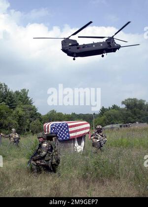 Ein MH-47E Chinook mit "gerettetem" 128. Air Tanken Flügel, General Mitchell Field, Milwaukee, Wisconsin, Flugbesatzungsmitglieder, Er verlässt ein simuliertes Terrorlager. Vor Ort sind Soldaten der Spezialeinheiten der Einsatzeinheit Alpha 954, 2. Bataillon 19., Wache der West Virginia Armee, zusammen mit einem Staff-Sergeant des Air Force Combat Control Teams, in Deckung und schützen einen simulierten Sarg. Die Veranstaltung ist Teil der Übung WHITETAIL 2001. Betreff Operation/Serie: WHITETAIL 2001 Bundesstaat: Wisconsin (WI) Land: Szene der Vereinigten Staaten von Amerika (USA) Hauptkommando gezeigt: ANG/AM Stockfoto