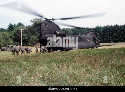 Nach einer erfolgreichen „Rettung“ durch die Spezialeinheiten der Einsatzeinheit Alpha 954, 2. Bataillon, 19. Spezialeinheit, West Virginia Army National Guard von „Gefangenen“ Besatzungsmitgliedern, wird ein MH-47E Chinook Hubschrauber hergebracht, um sie aus dem „Terrorlager“ zu evakuieren. Die MH-47E ist besetzt von Kompanie B, 2. Bataillon, 160. Special Operation Aviation Regiment, Fort Campbell, Kentucky. Die Veranstaltung ist Teil der Übung WHITETAIL 2001. Betreff Betrieb/Serie: Whitetail 2001 Bundesstaat: Wisconsin (WI) Land: Vereinigte Staaten von Amerika (USA) Stockfoto