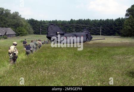 Nach einer erfolgreichen „Rettung“ von „gefangenen“ Besatzungsmitgliedern der Einsatzeinheit Alpha 954, 2. Bataillon, 19. Gruppe der Spezialkräfte, West Virginia Army National Guard, Kenova, West Virginia, landet ein MH-47E Chinook Hubschrauber, um sie aus dem „Terrorlager“ zu evakuieren. Die MH-47E ist besetzt von Kompanie B, 2. Bataillon, 160. Special Operation Aviation Regiment, Fort Campbell, Kentucky. Die Veranstaltung ist Teil der Übung WHITETAIL 2001. Betreff Betrieb/Serie: WHITETAIL 2001 Bundesstaat: Wisconsin (WI) Land: Vereinigte Staaten von Amerika (USA) Stockfoto