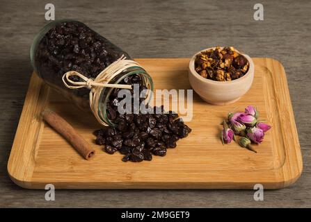 Schokoladenkörner aus dem Glas Stockfoto