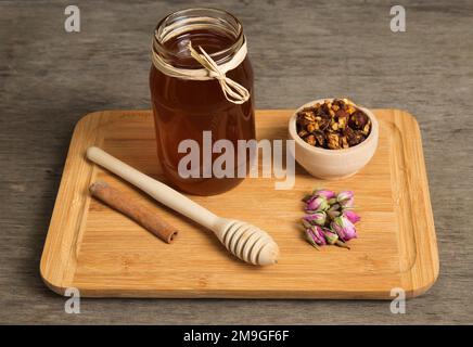 Honig in einem Glas mit Müsli Stockfoto