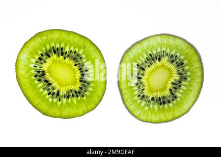 Ein Paar üppige Kiwi-Fruchtscheiben, fotografiert vor weißem Hintergrund Stockfoto