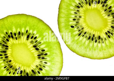 Ein Paar üppige Kiwi-Fruchtscheiben, fotografiert vor weißem Hintergrund Stockfoto