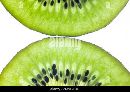 Ein Paar üppige Kiwi-Fruchtscheiben, fotografiert vor weißem Hintergrund Stockfoto