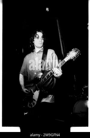 JEFF BUCKLEY, RARE UK TOUR PICTURES, 1995: Jeff Buckley (1966–1991) spielte am 15. Januar 1995 live im The Fleece and Firkin in Bristol, England während seiner Mystery White Boy European Tour. Zuvor unveröffentlichte Bilder von Negativen, die 2016 wiederentdeckt wurden. Foto: ROB WATKINS. INFO: Jeff Buckley, ein US-amerikanischer Singer-Songwriter der 90er Jahre, besaß eine ätherische Stimme und ein ausgeprägtes Songwriting-Talent. Seine eindringliche Wiedergabe von Hallelujah und seinem Debütalbum Grace festigte seinen Status als legendäre Figur im alternativen Rock, trotz seiner tragischen kurzen Karriere. Stockfoto