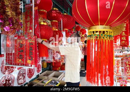 Kuala Lumpur, Malaysia. 18. Januar 2023. Ein chinesischer Mann kauft vor dem Mondneujahr des Hasen Dekorationen ein. Das Mondneujahr, das am 22. Januar 2023 fällt, begrüßt das Jahr des Hasen, das von den Chinesen weltweit gefeiert wird. (Foto: © Wong Fok Loy/SOPA Images/Sipa USA) Guthaben: SIPA USA/Alamy Live News Stockfoto