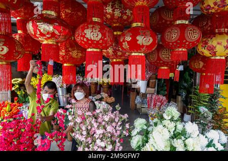 Kuala Lumpur, Malaysia. 18. Januar 2023. Vor dem Mondneujahr des Hasen kaufen die Leute Dekorationen ein. Das Mondneujahr, das am 22. Januar 2023 fällt, begrüßt das Jahr des Hasen, das von den Chinesen weltweit gefeiert wird. (Foto: © Wong Fok Loy/SOPA Images/Sipa USA) Guthaben: SIPA USA/Alamy Live News Stockfoto