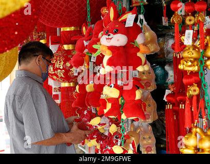 Kuala Lumpur, Malaysia. 18. Januar 2023. Ein chinesischer Mann kauft vor dem Mondneujahr des Hasen Dekorationen ein. Das Mondneujahr, das am 22. Januar 2023 fällt, begrüßt das Jahr des Hasen, das von den Chinesen weltweit gefeiert wird. (Foto: © Wong Fok Loy/SOPA Images/Sipa USA) Guthaben: SIPA USA/Alamy Live News Stockfoto