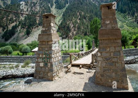 Hängebrücke im Dorf Shaikhanandah, Bumburet Valley, Pakistan Stockfoto