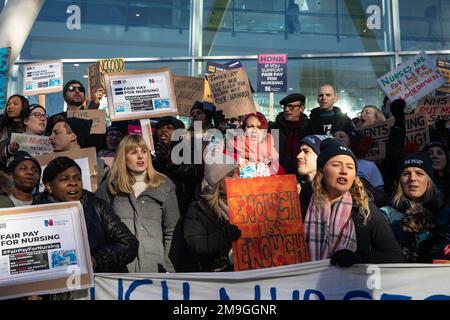 London, Großbritannien. 18. Januar 2023. Krankenschwestern halten Schilder an einer offiziellen Streikpostenlinie außerhalb der UCH. Krankenschwestern aus England vom Royal College of Nursing (RCN) nehmen am dritten und vierten Tag der Streiks über Gehälter und Arbeitsbedingungen Teil. Die Regierung weigert sich weiterhin, mit dem RCN und anderen Gesundheitsgewerkschaften über eine verbesserte Lohnerhöhung für 2022-2023 zu diskutieren. Kredit: Mark Kerrison/Alamy Live News Stockfoto