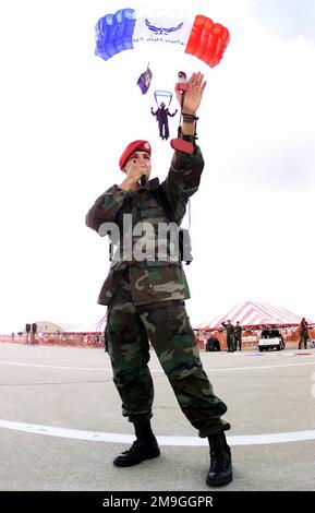 Während sich ein Mitglied des Air Force Stars Jump Teams auf die Schulter zu fallen scheint, überträgt STAFF Sergeant Ray Herrera, USAF, 22. Special Tactics Squadron, McChord Air Force Base, Washington, die Windgeschwindigkeiten von einem Kestrel 300 Windmesser an das ankommende Team während einer HARFE (High Altitude Release Point). Landung auf der 2001 Airshow am Offutt Air Force Base. Basis: Offutt Luftwaffenstützpunkt Bundesstaat: Nebraska (NE) Land: Szene der Vereinigten Staaten von Amerika (USA) Hauptkommando dargestellt: GEMÄSS Stockfoto