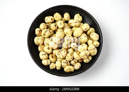 Makhana, auch als Lotus Seeds oder Fox Nuts bezeichnet, sind beliebte trockene Snacks aus Indien, die in einer Schüssel serviert werden Stockfoto