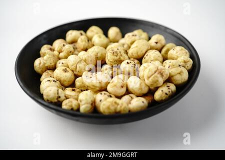 Makhana, auch als Lotus Seeds oder Fox Nuts bezeichnet, sind beliebte trockene Snacks aus Indien, die in einer Schüssel serviert werden Stockfoto