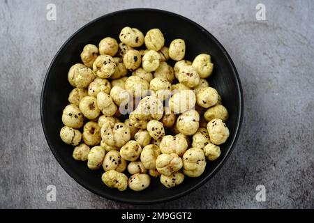 Makhana, auch als Lotus Seeds oder Fox Nuts bezeichnet, sind beliebte trockene Snacks aus Indien, die in einer Schüssel serviert werden Stockfoto