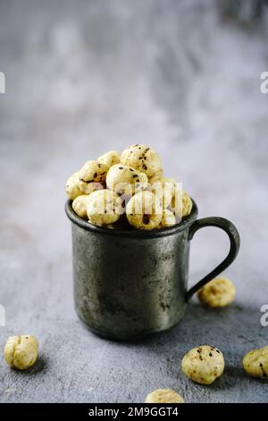 Makhana, auch als Lotus Seeds oder Fox Nuts bezeichnet, sind beliebte trockene Snacks aus Indien, die in einer Schüssel serviert werden Stockfoto