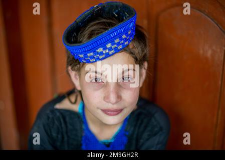 Porträt eines Kalash-Mädchens mit farbenfroher traditioneller Kopfbedeckung, Bumburet Valley, Pakistan Stockfoto