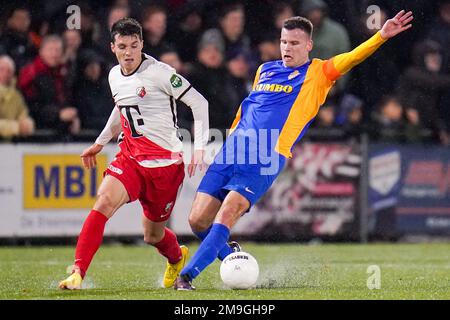 VEGHEL, NIEDERLANDE - JANUAR 12: Tasos Douvikas vom FC Utrecht kämpft mit Migiel Zeller vom Blauw Geel 38 um den Ball während des Spiels der niederländischen TOTO KNVB Cup Runde 2 zwischen Blauw Geel 38 und FC Utrecht im Prins Willem Alexander Sportpark am 12. Januar 2023 in Veghel, Niederlande (Foto von Joris Verwijst/Orange Pictures) Stockfoto