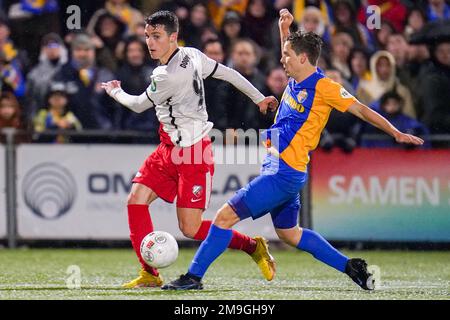 VEGHEL, NIEDERLANDE - JANUAR 12: Tasos Douvikas vom FC Utrecht kämpft um den Ball mit Jay van Boxtel von Blauw Geel 38 während des Spiels der Dutch TOTO KNVB Cup Runde 2 zwischen Blauw Geel 38 und FC Utrecht im Prins Willem Alexander Sportpark am 12. Januar 2023 in Veghel, Niederlande (Foto: Joris Verwijst/Orange Pictures) Stockfoto