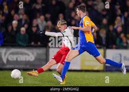 VEGHEL, NIEDERLANDE - JANUAR 12: Taylor Booth vom FC Utrecht kämpft mit Lars Loermans von Blauw Geel 38 während des Spiels der niederländischen TOTO KNVB Cup Runde 2 zwischen Blauw Geel 38 und FC Utrecht im Prins Willem Alexander Sportpark am 12. Januar 2023 in Veghel, Niederlande (Foto von Joris Verwijst/Orange Pictures) Stockfoto