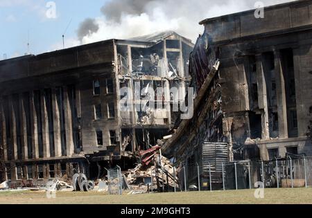 Aufnahme des Wracks, nachdem ein entführtes Flugzeug gegen 0930 Uhr am 11. September 2001 im Pentagon abgestürzt ist. Basis: Washington State: District of Columbia (DC) Land: Vereinigte Staaten von Amerika (USA) Stockfoto