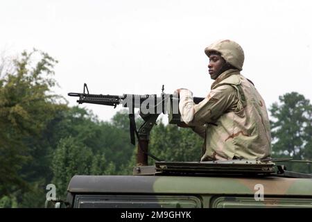 Ein Mitglied des Sicherheitsgeschwaders aus dem Jahr 20. sitzt im Revolver eines M998 High-Mobility Multipurpose Wheeled Vehicle (HMMWV) mit einem Saco 7,62 mm M60 Universalmaschinengewehr, das an einem Zapfen befestigt ist, während er Fahrzeuge beobachtet, die durch das Haupttor des Luftwaffenstützpunkts Shaw, South Carolina, eintreten. Der Stützpunkt ist nun im Force Protection Condition Delta (FP CON Delta) als Reaktion auf Terroranschläge auf die World Trade Centers Twin Towers in New York und im Pentagon am Morgen des 11. September 2001 aktiv. Basis: Luftwaffenstützpunkt Shaw Bundesstaat: South Carolina (SC) Land: Szene der Vereinigten Staaten von Amerika (USA) Ma Stockfoto