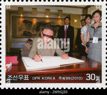 2010 die nordkoreanische Briefmarke, in der der Führer Kim Jong-il während eines offiziellen Besuchs in China ein Dokument unterzeichnete. Stockfoto