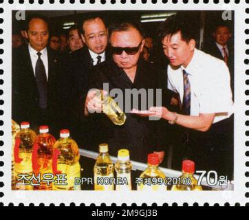 2010 Nordkorea-Stempel. Kim Jong Il Besucht China. Besuch einer Ölfabrik Stockfoto