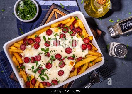 Pizzaladung pommes frites. Hausgemachte Pepperoni und Käse Pizza Pommes frites. Im Ofen gebackene pommes frites, Kartoffelauflauf mit Käse, Salami und Salami Stockfoto