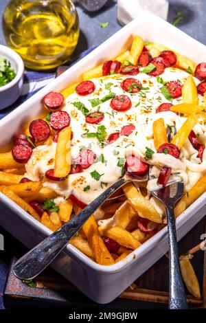 Pizzaladung pommes frites. Hausgemachte Pepperoni und Käse Pizza Pommes frites. Im Ofen gebackene pommes frites, Kartoffelauflauf mit Käse, Salami und Salami Stockfoto