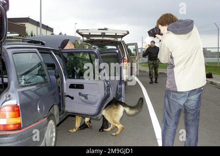 Der deutsche Fotograf Rex Lux, der für die DDP News Agency arbeitet, fotografiert STAFF Sergeant Michael Socey, 52d. Sicherheitsschwadron, und seinen Hund, der am Haupttor des Luftwaffenstützpunkts Spangdahlem arbeitet. Verstärkte Sicherheitsmaßnahmen wurden nach Terroranschlägen auf die Twin Towers des Welthandelszentrums in New York und auf das Pentagon ergriffen, als Entführer am Morgen des 11. September 2001 absichtlich zivile Flugzeuge in die Gebäude flogen. Fotograf Rex Lux, deutscher Staatsangehöriger, arbeitet für die DDP Nachrichtenagentur, fotografiert Staff Sergeant Michael Socey, 52d Sicherheitskräfte Squ Stockfoto