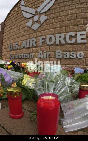 Am West Gate flackern die Kerzen im Wind neben Kränzen und Blumen, die dort von deutschen Bürgern nach einem marsch vom Dorf Ramstein zum Luftwaffenstützpunkt Ramstein am 14. September gelegt wurden. Der marsch und die Blumen sollen Unterstützung und Mitgefühl für die Opfer und die Trauernden, für die Terroranschläge auf die World Trade Centers Twin Towers und das Pentagon zeigen. Entführer flogen absichtlich Zivilflugzeuge in die Gebäude und töteten sich selbst, die Passagiere und Tausende am Boden am 11. September 2001. Stützpunkt: Luftwaffenstützpunkt Ramstein Bundesland Rheinland-Pfalz Land: Deutschland / Deutschland (DEU) Stockfoto