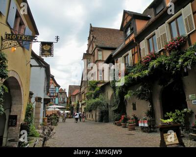 Rue du Général de Gaulle, Riquewihr, Elsass, Frankreich, Europa Stockfoto