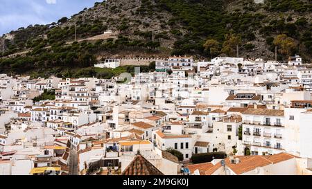 Luftaufnahme von weißen Häusern, die sich über den Hang der Berge erstrecken. Mijas Pueblo, typisches weiß getünchtes Dorf am Hügel (Pueblo Blanco). Costa d Stockfoto