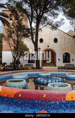 Blick auf Hermosas Brunnen, Plaza del Auditorio und Kirche der unbefleckten Empfängnis. Mijas Pueblo, Costa del Sol, Andalusien, Spanien. Stockfoto