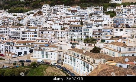 Luftaufnahme von weißen Häusern, die sich über den Hang der Berge erstrecken. Mijas Pueblo, typisches weiß getünchtes Dorf am Hügel (Pueblo Blanco). Costa d Stockfoto