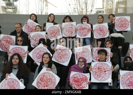 Teheran, Iran. 18. Januar 2023. Iranische Studenten tragen am 18. Januar 2023 in einem Park in Teheran, Iran, chinesische Dekorationen zum MondNeujahr. Das Konfuzius-Institut der Universität Teheran veranstaltete die Veranstaltung am Mittwoch, um Studenten zu helfen, mehr über die chinesische Kultur und die Traditionen des Festivals zu erfahren und das bevorstehende chinesische Frühlingsfest zu begrüßen. Kredit: Gao Wencheng/Xinhua/Alamy Live News Stockfoto