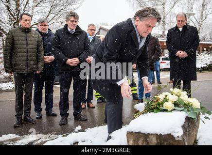 Reutlingen, Deutschland. 18. Januar 2023. Manfred Lucha (Bündnis 90/die Grünen), Minister für Soziales, Gesundheit und Integration in Baden-Württemberg, legt einen Blumenstrauß in einer Pflegeeinrichtung. Nach einem Brand in einem sozialpsychiatrischen Heim in Reutlingen, bei dem am Dienstag drei Menschen ums Leben kamen, ermittelt die Staatsanwaltschaft Tübingen wegen Mordverdachts. Kredit: Christoph Schmidt/dpa/Alamy Live News Stockfoto