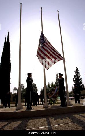 010921-F-9269H-005. [Complete] Szene Caption: SENIOR AIRMAN Robert Cook, USAF, (links), und SENIOR AIRMAN Jason Fields, USAF, 39. Wing Honor Guard-Mitglieder, bereiten Sie sich darauf vor, die amerikanische Flagge von der Hälfte des Personals an die Spitze zu hissen, bevor Sie sie während einer Zeremonie am 21. September 2001 absenken, Incirlik Air Base, Türkei. Die Flagge wurde seit dem 11. September 2001 auf halber Personalstärke geflogen, um die Opfer der Terroranschläge auf die Vereinigten Staaten zu ehren. Kurz nach 8 UHR (EST) am 11. September 2001 in dem Versuch, das amerikanische Volk zu erschrecken, starteten Terroranschläge auf die World Trade Centers Twin Towers und Stockfoto