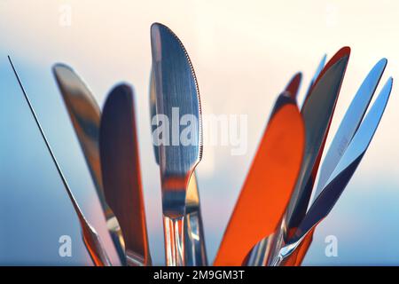 Nahaufnahme einer unordentlichen Gruppe von Tischmessern Stockfoto