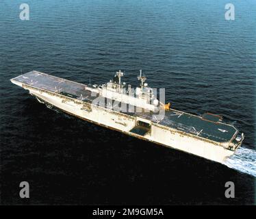Ein hoher Blick auf den Hafen des Amphibienschiffs der Wasp-Klasse (Mehrzweck) USS BOXER (LHD 4), das auf See unterwegs ist. Ein hoher Blick auf den Hafen des Amphibienschiffs der Wasp-Klasse (Mehrzweck) USS BOXER (LHD 4), das auf See unterwegs ist. Stockfoto