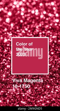 Hintergrund Viva Magenta mit verschwommenem Glitzereffekt. Farbe des Jahres 2023. Stockfoto