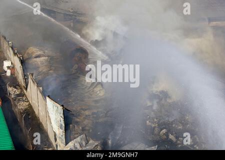 63818-02404 Feuerwehrmänner löschen Lagerbrände mit einem Hubwagen, von oben gesehen, Salem, Illinois Stockfoto